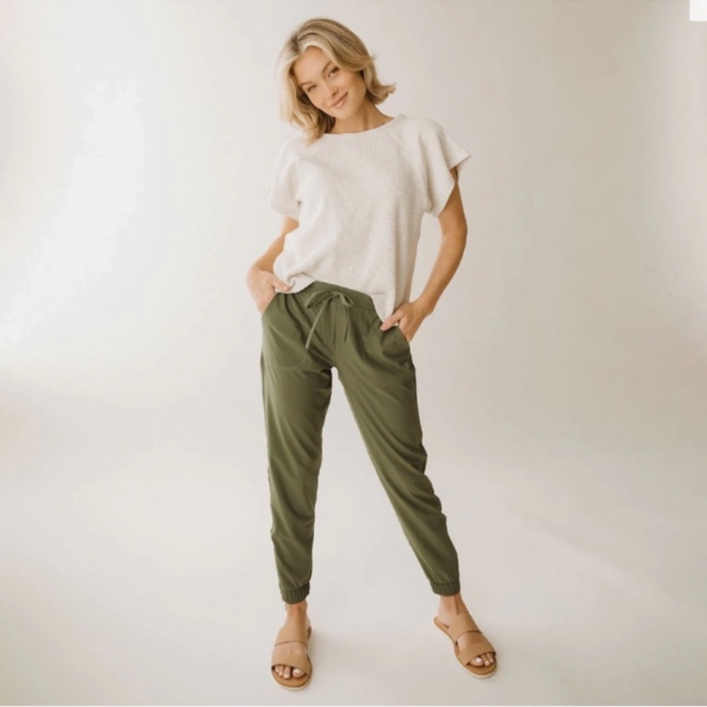 Albion Fit Jetsetters in Sage Size Small Jogger Active Pants Green